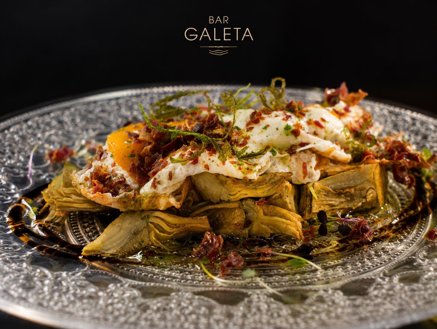Alcachofas con huevo y jamón crujiente de Bar Galeta